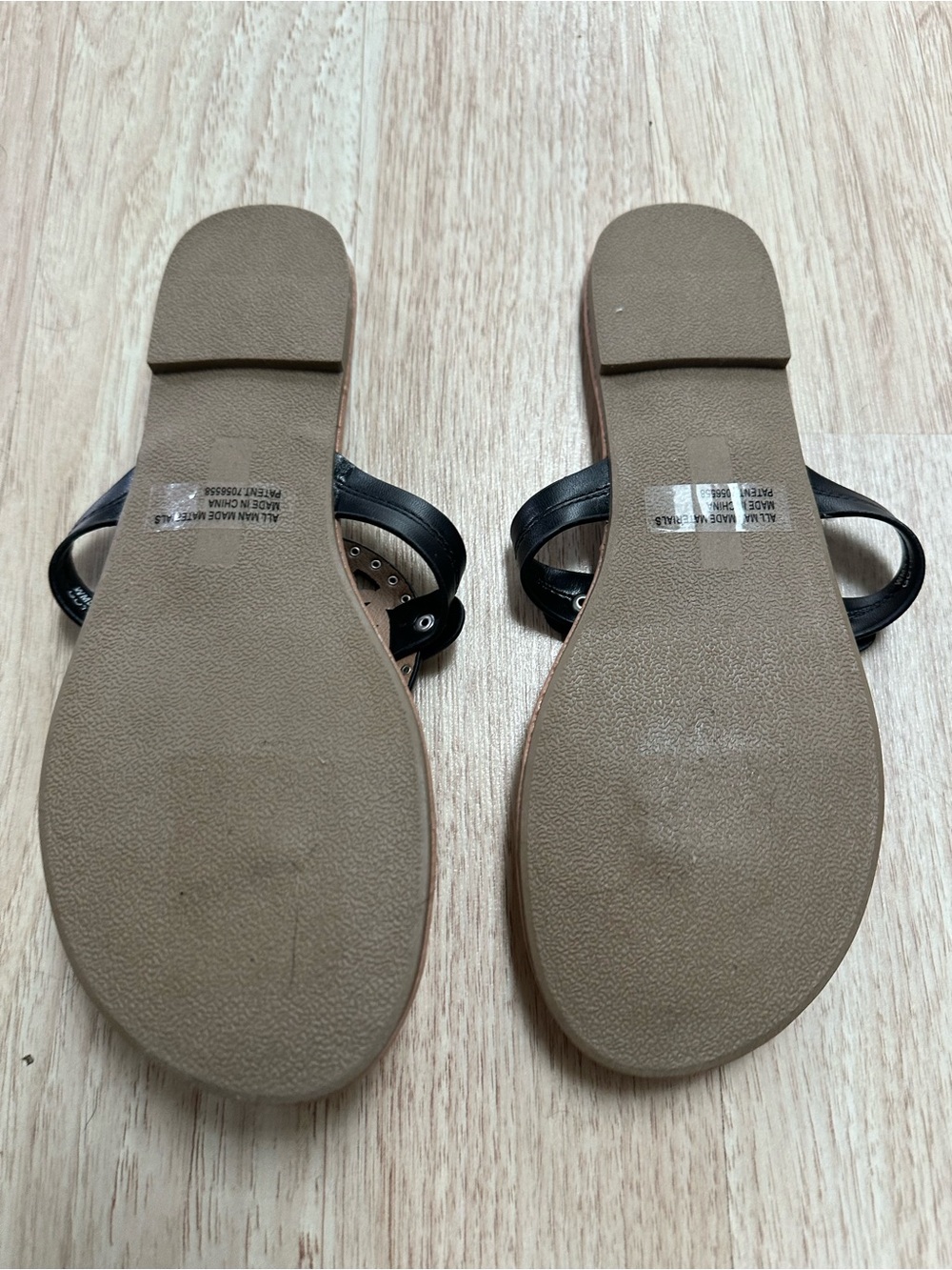 DV by Dolce Vita Black Cutout Medallion Thong Sandals - Picture 3 of 8